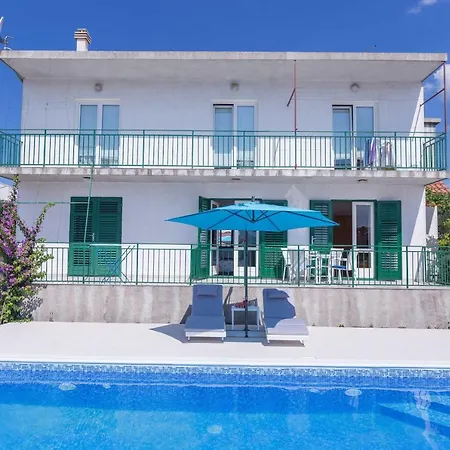 Neda House Apartman *